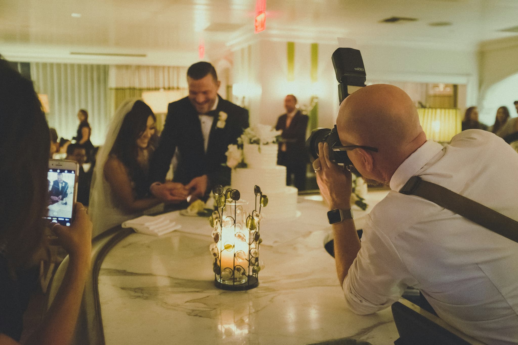 Para młoda i goście podczas wesela